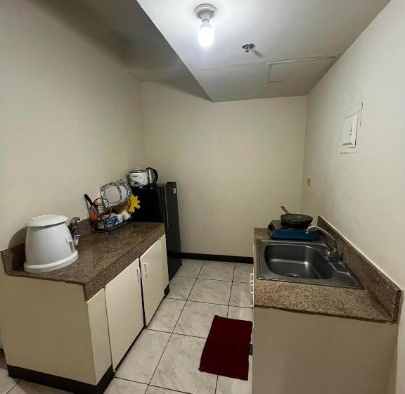 סטודיו משפחתי, Flora S Place In Winland Towers Condominium