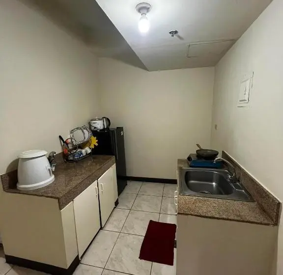 ファミリーステューディオ, Flora S Place In Winland Towers Condominium