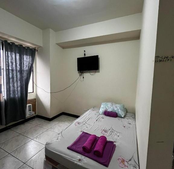 סטודיו משפחתי, Flora S Place In Winland Towers Condominium