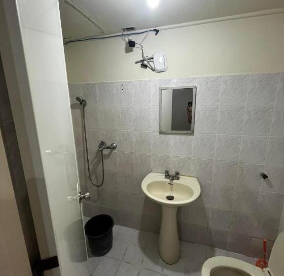패밀리 스튜디오, Flora S Place In Winland Towers Condominium