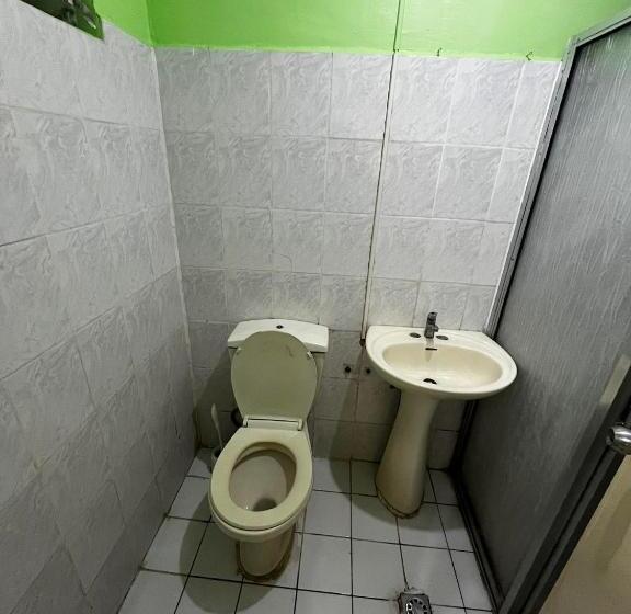 חדר משפחתי, Flora S Place In Winland Towers Condominium