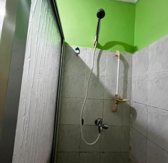 חדר משפחתי, Flora S Place In Winland Towers Condominium