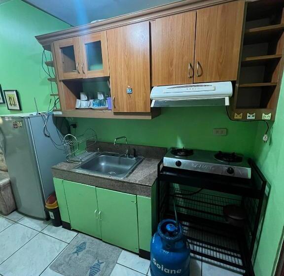 חדר משפחתי, Flora S Place In Winland Towers Condominium