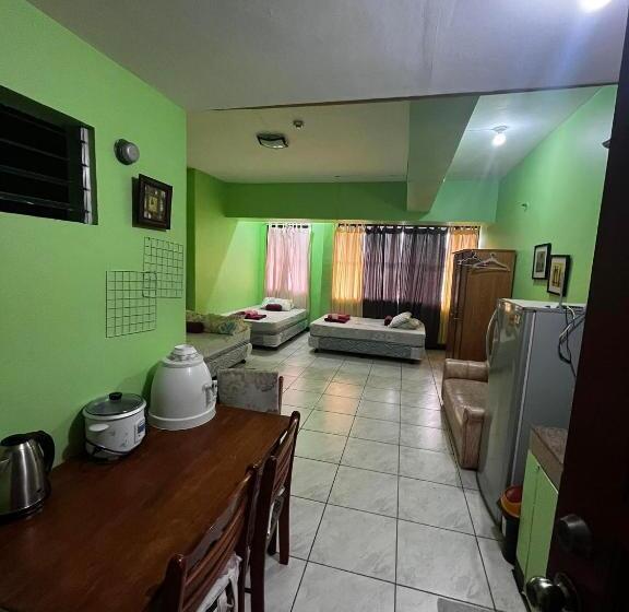 חדר משפחתי, Flora S Place In Winland Towers Condominium