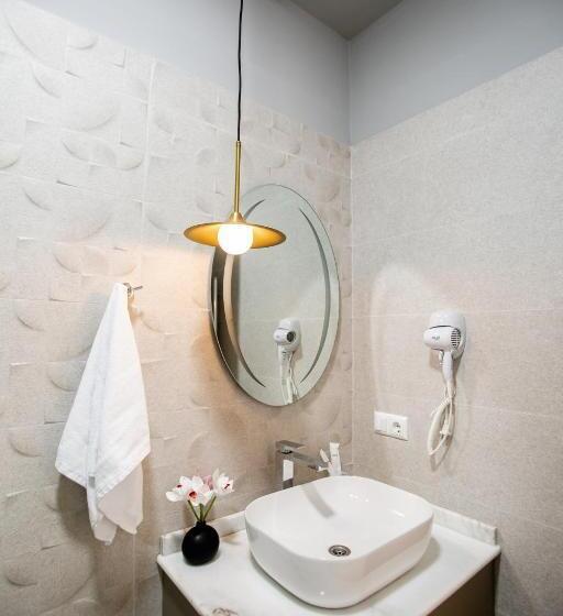 اتاق استاندارد سه نفره, Central Inn