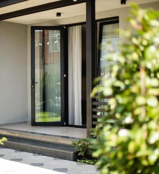 اتاق استاندارد سه نفره, Central Inn