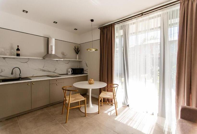 اتاق استاندارد سه نفره, Central Inn