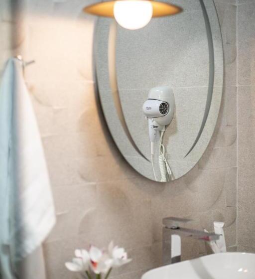 اتاق استاندارد سه نفره, Central Inn