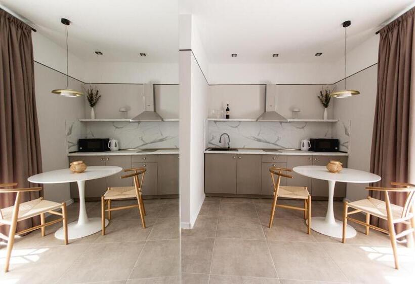 اتاق استاندارد سه نفره, Central Inn