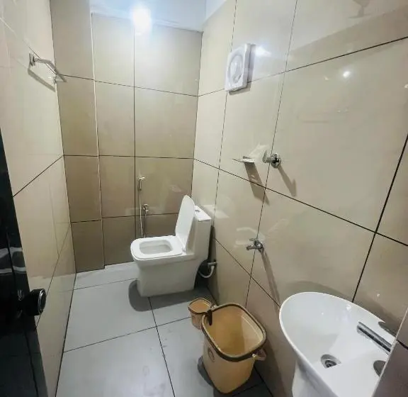 اتاق اکونومی, Priya Lodge