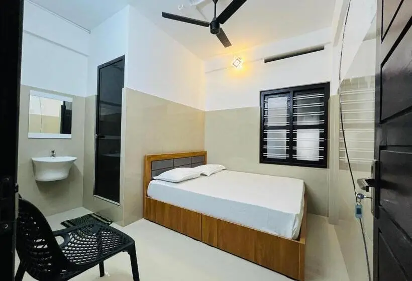 اتاق اکونومی, Priya Lodge
