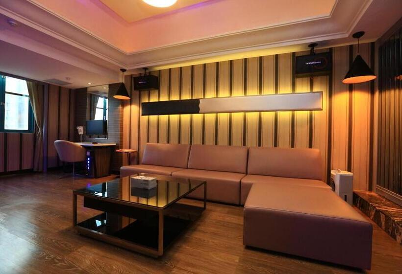 اتاق پریمیوم چهارنفره, 約客頂級汽車旅館 新竹館