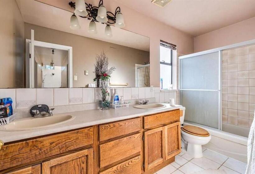 Quarto Familiar, Beautiful Spacious Family Room With Insuite Bathroom  Near Guildford Mall F3
