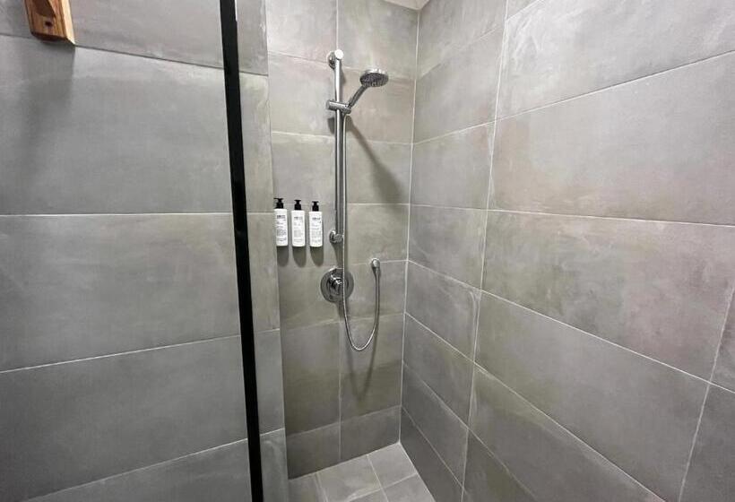 اتاق لوکس, Hadco Experiences At Asa Wright Nature Centre