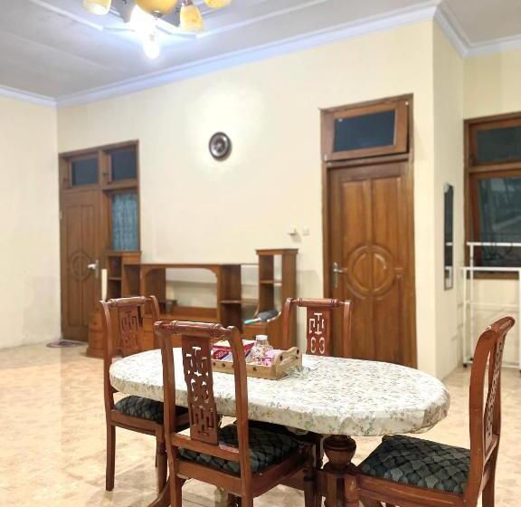 חדר דחוקס עם מיטת קינג, Harmoni Guest House Tumpak Sewu