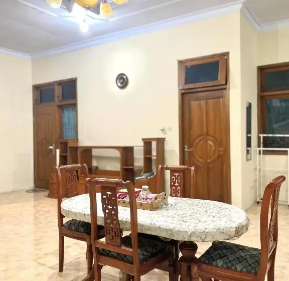 キングサイズベッドのデラックスルーム, Harmoni Guest House Tumpak Sewu