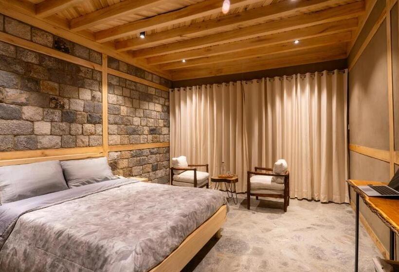 سوئیت با چشم‌انداز رودخانه, Dera Lamsa Shigar