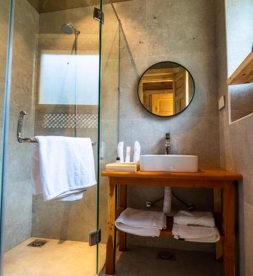 سوئیت با چشم‌انداز رودخانه, Dera Lamsa Shigar