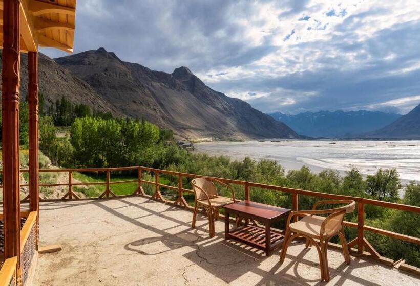 سوئیت با چشم‌انداز رودخانه, Dera Lamsa Shigar