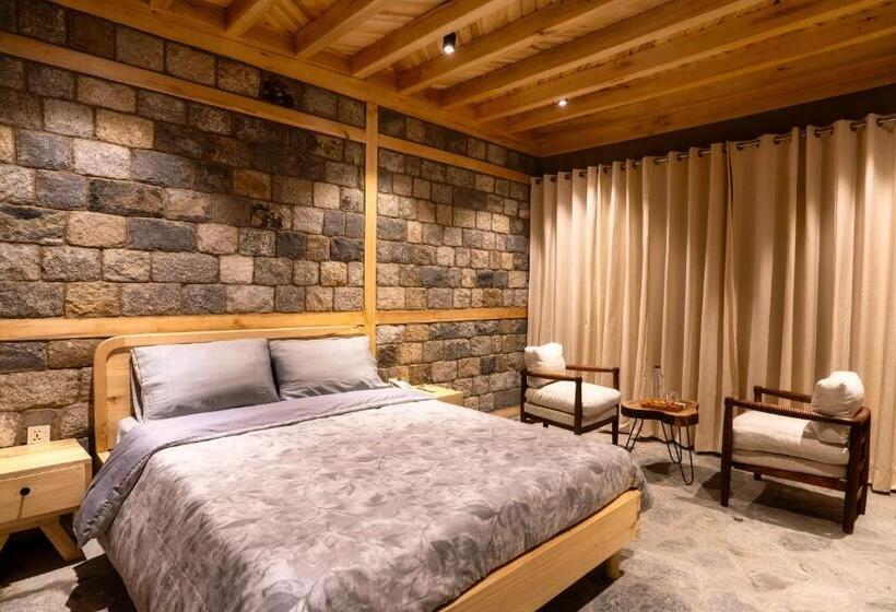 سوئیت جونیور با چشم‌انداز کوهستان, Dera Lamsa Shigar