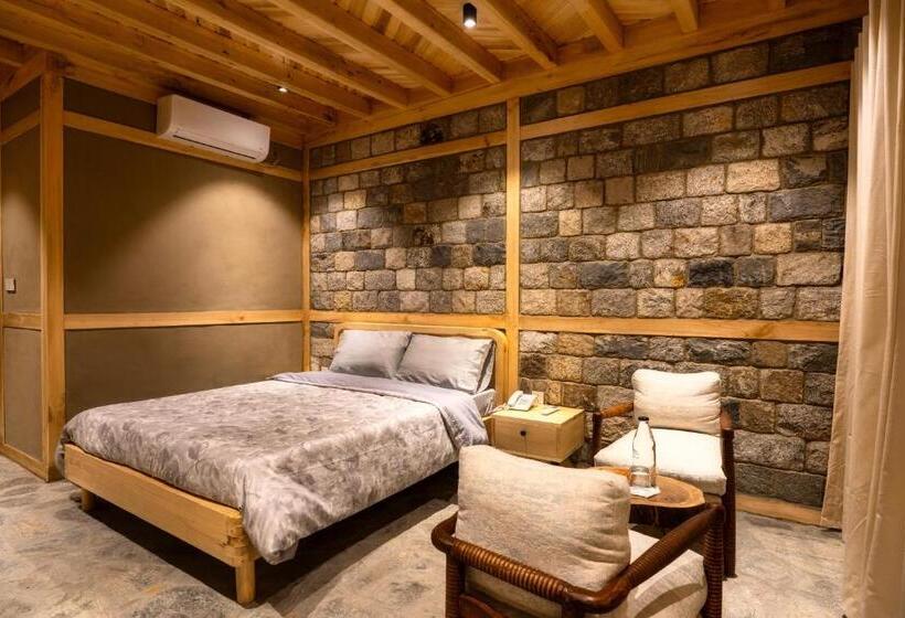 سوئیت جونیور با چشم‌انداز کوهستان, Dera Lamsa Shigar