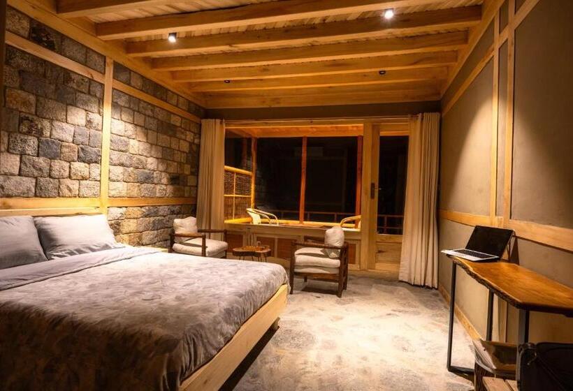 سوئیت جونیور با چشم‌انداز کوهستان, Dera Lamsa Shigar