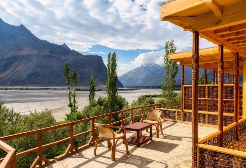 سوئیت جونیور با چشم‌انداز کوهستان, Dera Lamsa Shigar