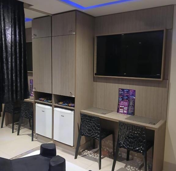 豪华套房, Deslize Motel 2