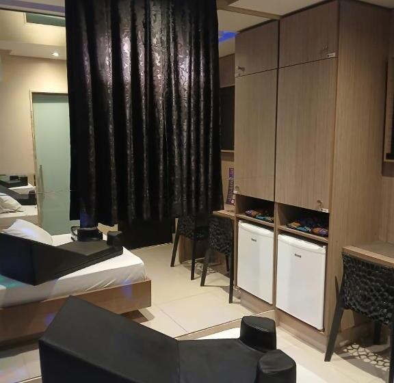 豪华套房, Deslize Motel 2