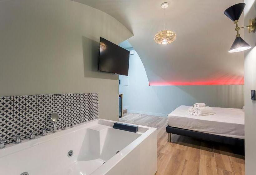 Номер Стандарт с Гидромассажем, Suite Romantique Balnéo Centre Lyon