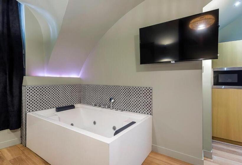 Номер Стандарт с Гидромассажем, Suite Romantique Balnéo Centre Lyon