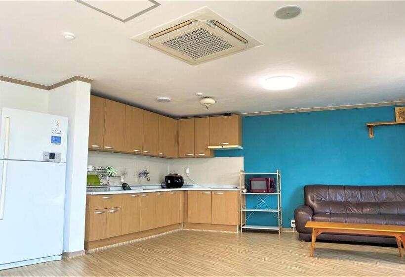 Семейный Номер, Namhae Kkotnae Village Pension