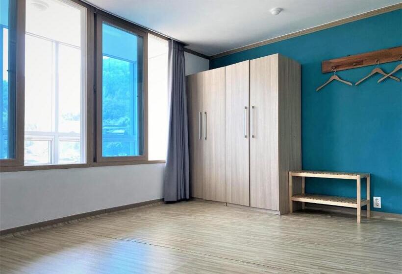 Семейный Номер, Namhae Kkotnae Village Pension