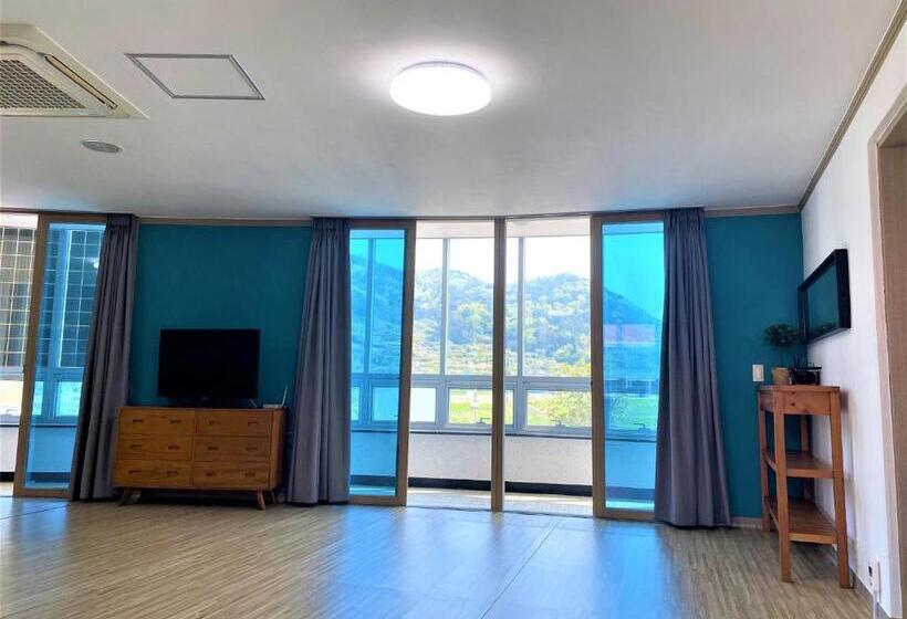 Семейный Номер, Namhae Kkotnae Village Pension