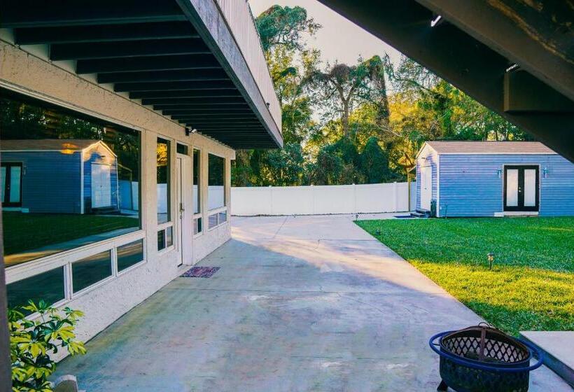 패밀리 룸 가든 전망, 281 W Citrus