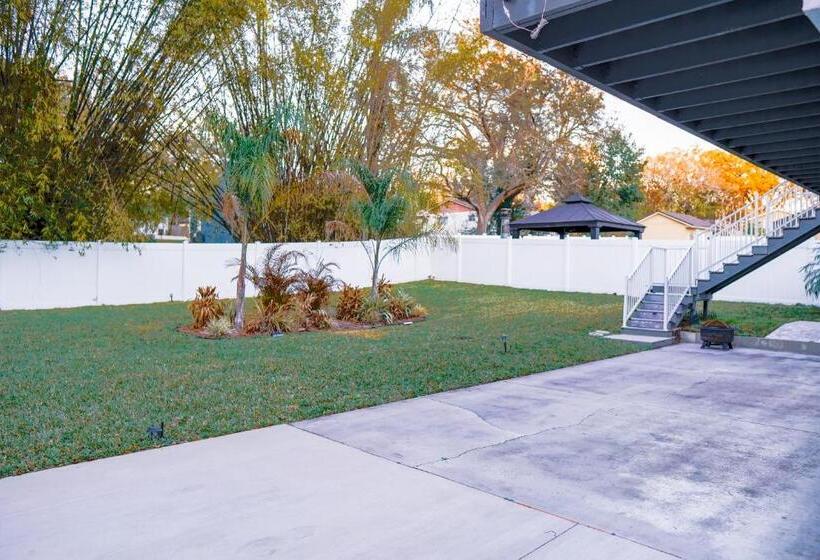 패밀리 룸 가든 전망, 281 W Citrus