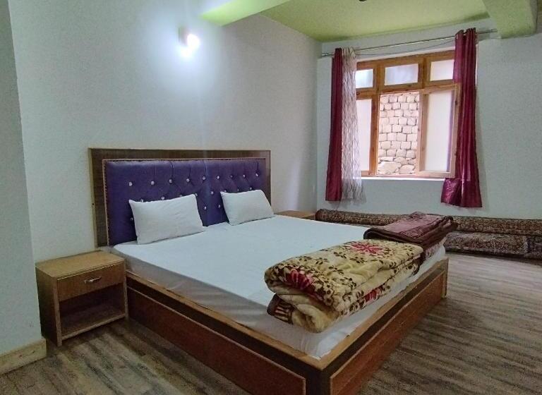 标准间, Pamir Holiday