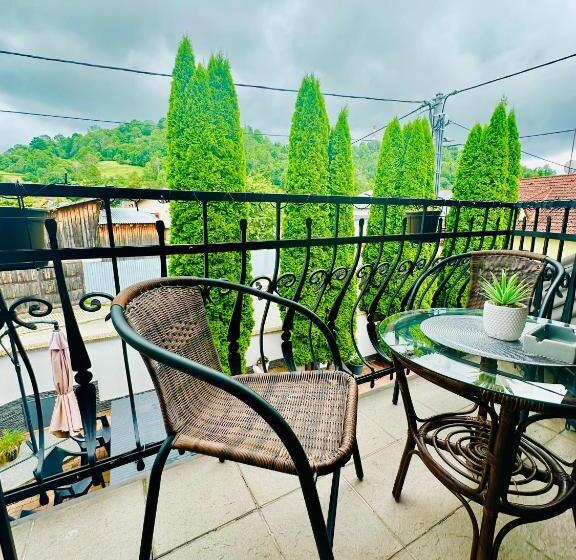 Четырехместный Номер Стандарт с Балконом, Penzión Bach