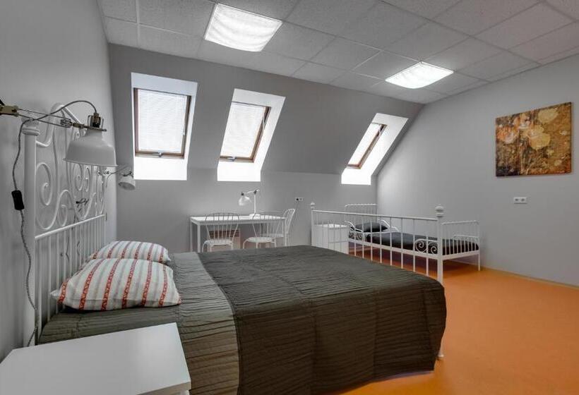 اتاق خانوادگی, Liberty Airy