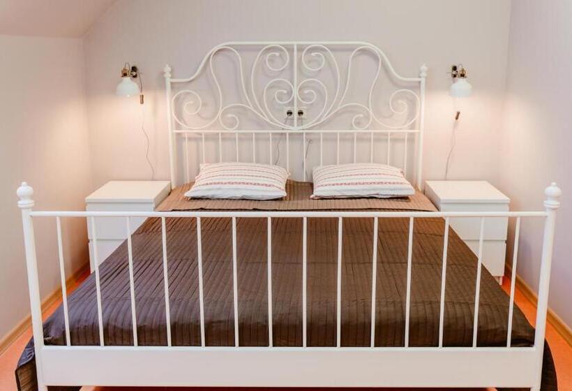 اتاق خانوادگی, Liberty Airy