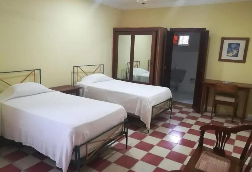 Economy Triple Room, Villa Carolina Bed And Breakfast