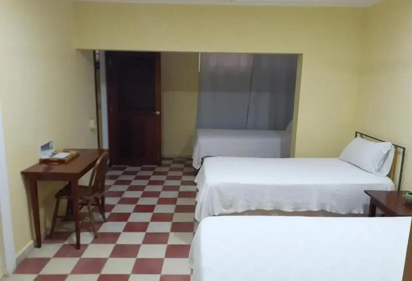 اتاق ساده سه‌ نفره, Villa Carolina Bed And Breakfast