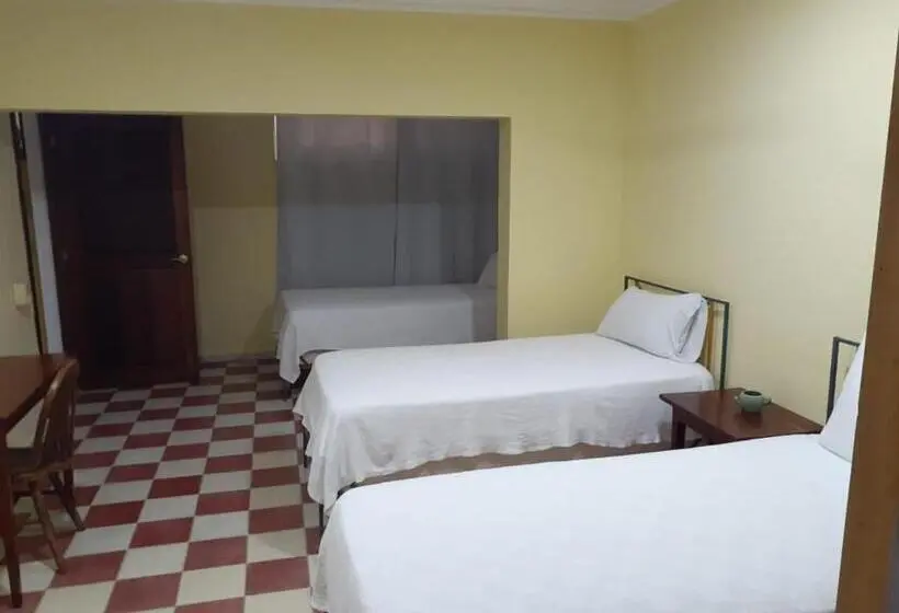 اتاق ساده سه‌ نفره, Villa Carolina Bed And Breakfast