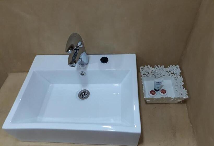 اتاق لوکس, 27 Cafe Zanzibar Airport