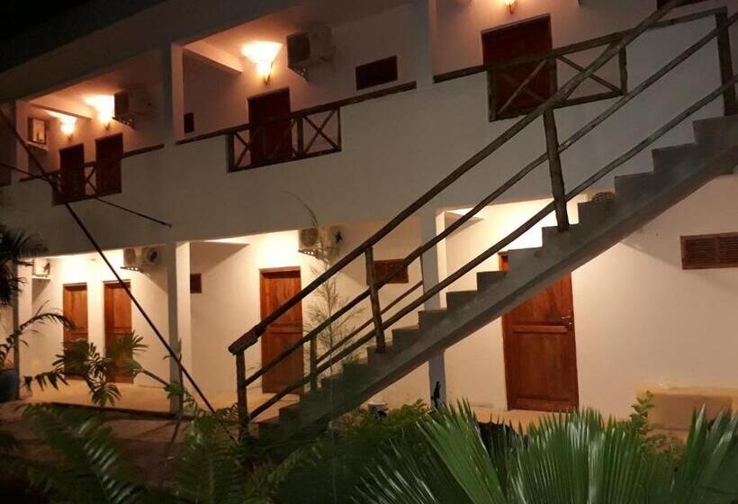 اتاق لوکس چهار تخته, 27 Cafe Zanzibar Airport