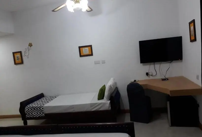 اتاق راحتی سه تخته, 27 Cafe Zanzibar Airport