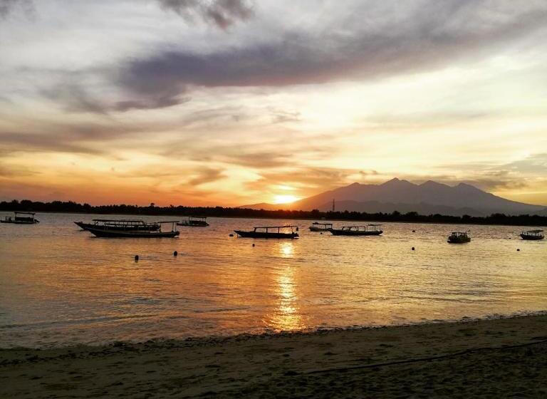 اتاق سه نفره دلوکس با چشم‌انداز دریا, Gili Turtle Beach Resort