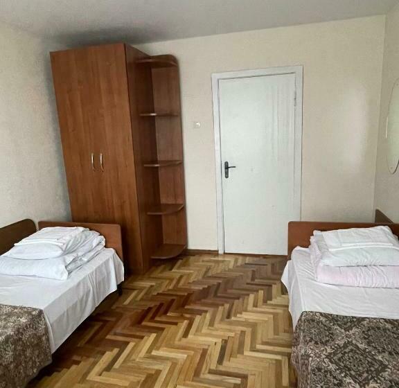 اتاق اکونومی با حمام مشترک, Zarea