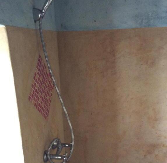 标准三人间, Kiponda B&b