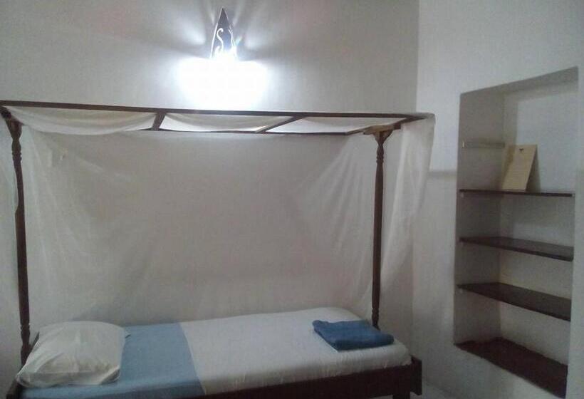 اتاق استاندارد سه نفره, Kiponda B&b